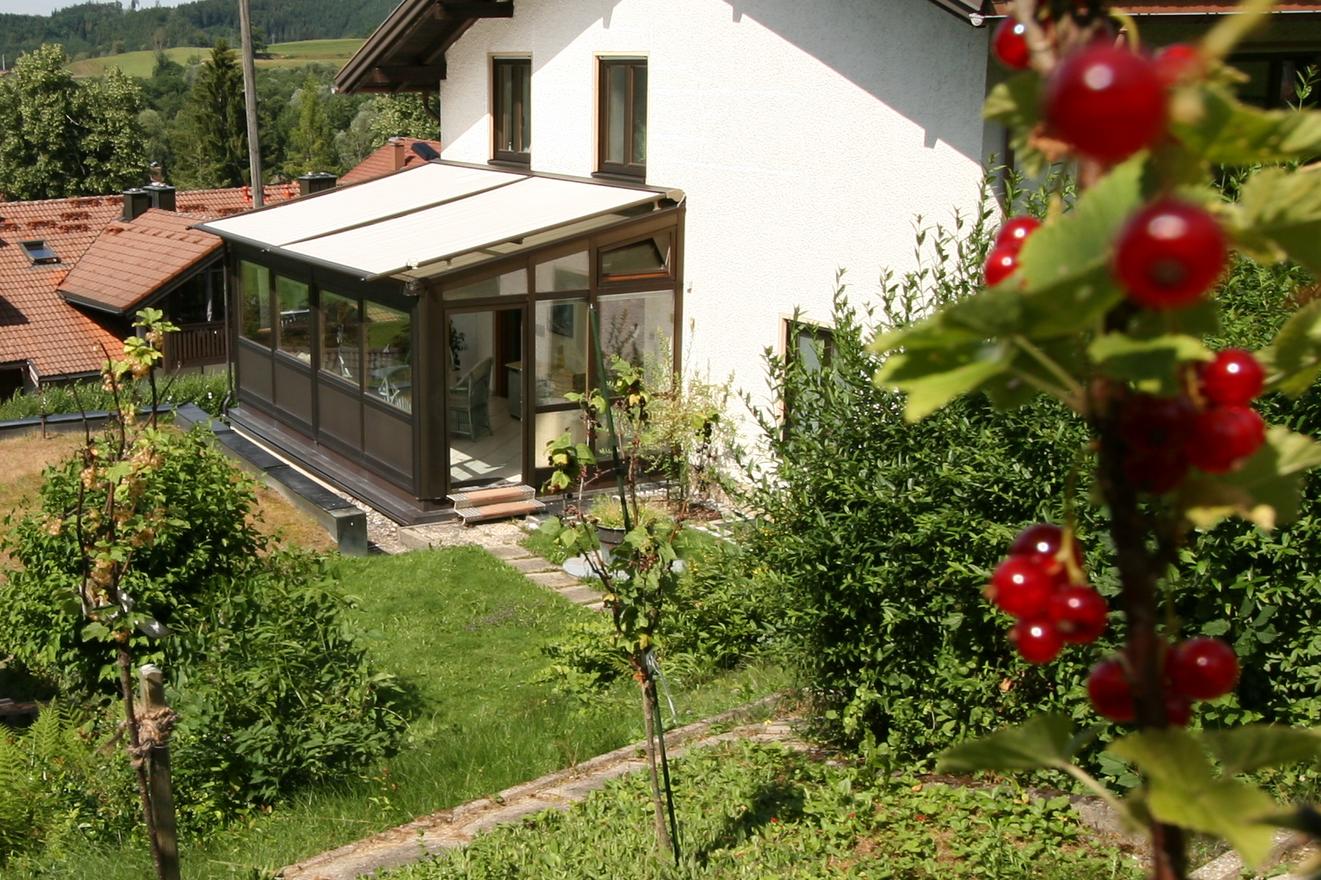 Außenansicht von Haus Helga in Blaichach-Altmummen mit Wintergarten und Terrasse