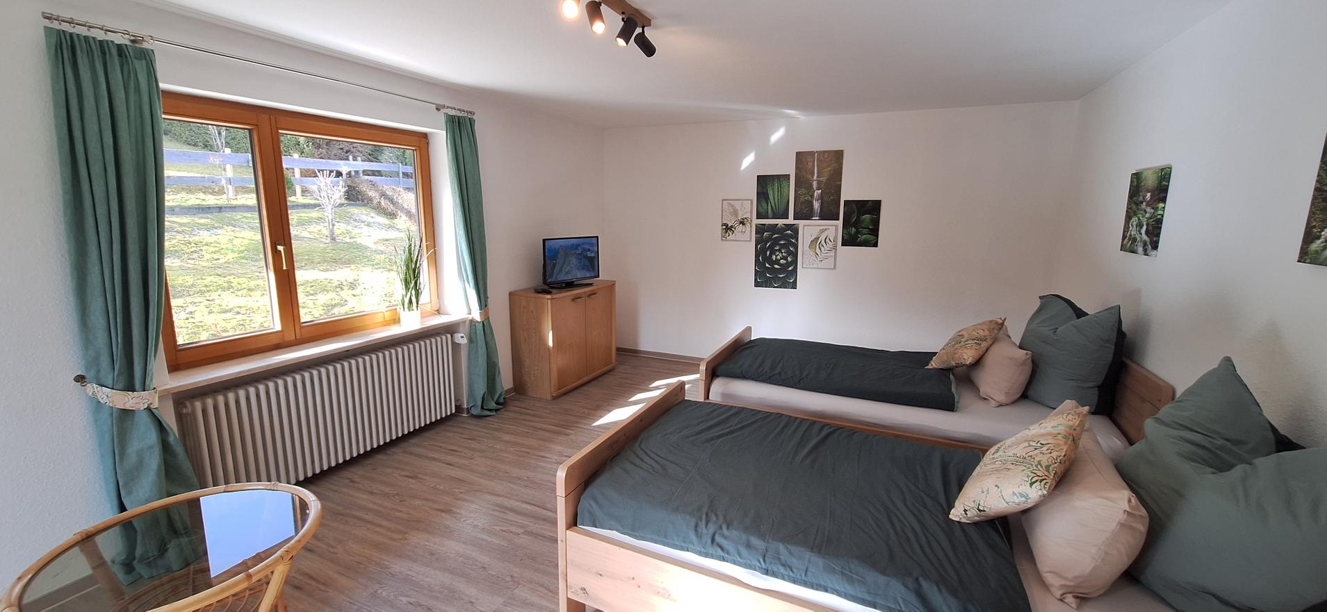 Schlafzimmer mit zwei Einzelbetten