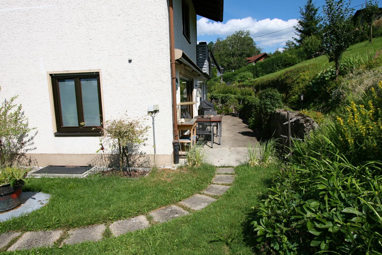 Terrasse mit Sonnenmarkise – Frühstück im Freien